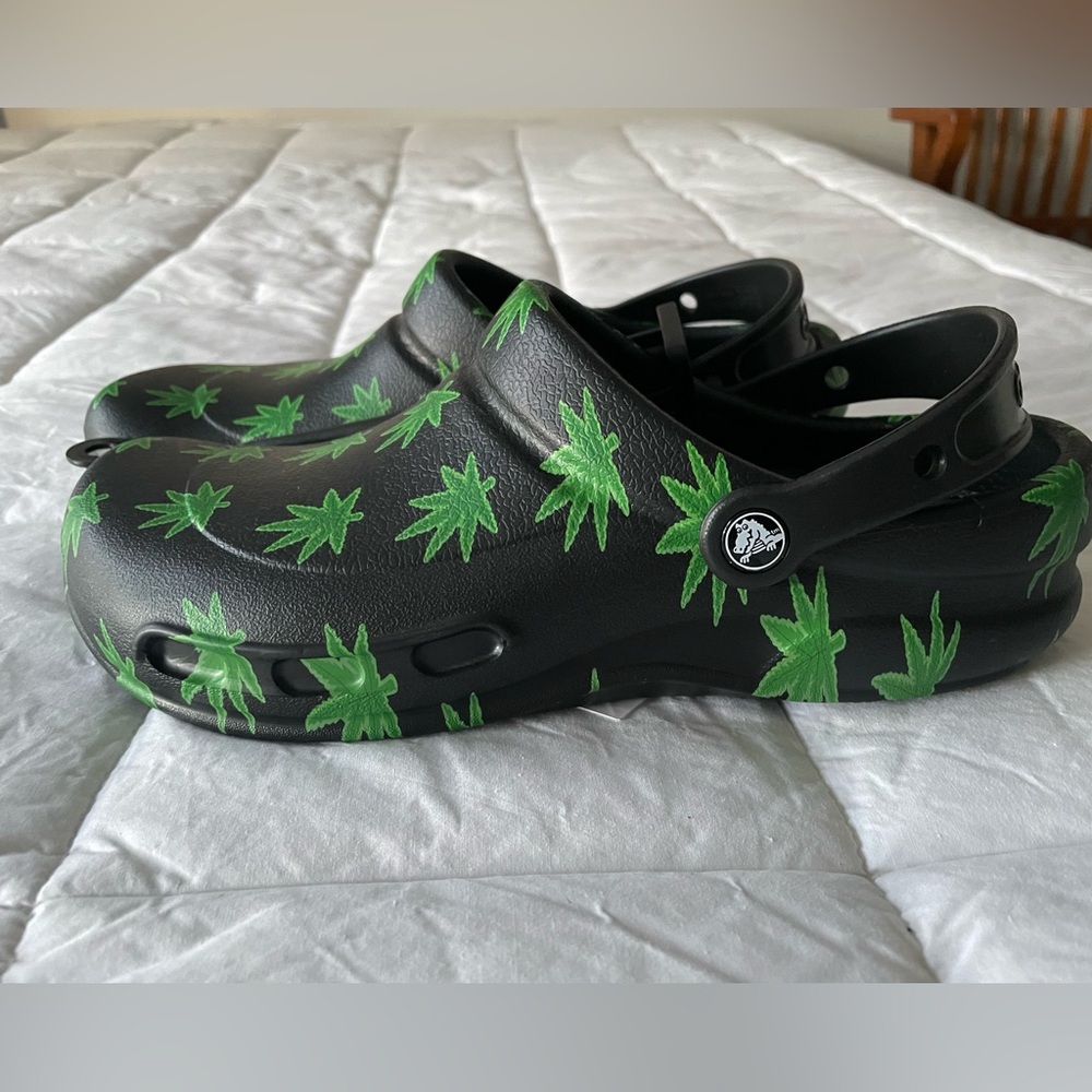 Crocs size 8, unisex - NWT.